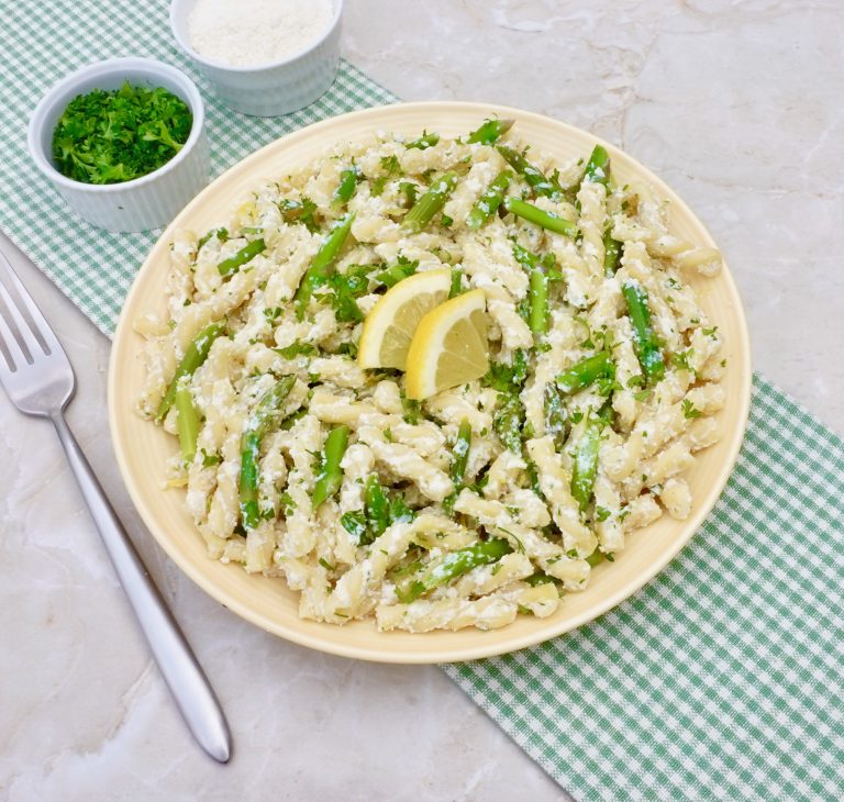 Lemon Asparagus Pasta is a one pot, easy vegetarian meal