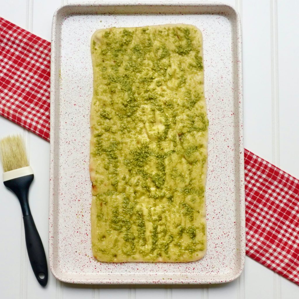 Easy Pesto Mozzarella Caprese Flatbread Pizza Recipe